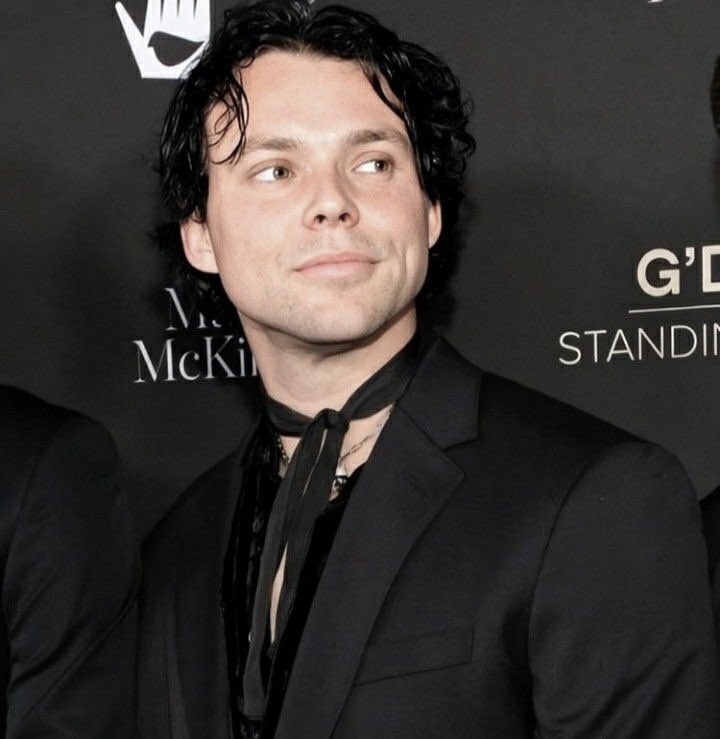leireribs's tweet photo. I am ceo of the vampiresos agenda https://t.co/CPsDWRGOI4