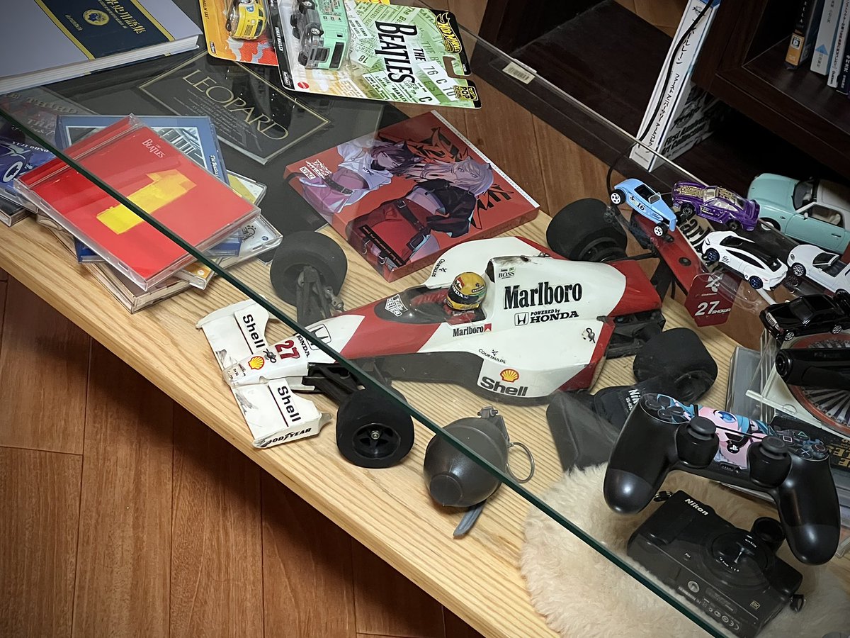 ABOUT_595's tweet photo. 置き場が無いかも…？と慄いていた1/10マクラーレン。
ガラスデスク下に置けばそれっぽくなりました🤤 https://t.co/swATYEbBzH