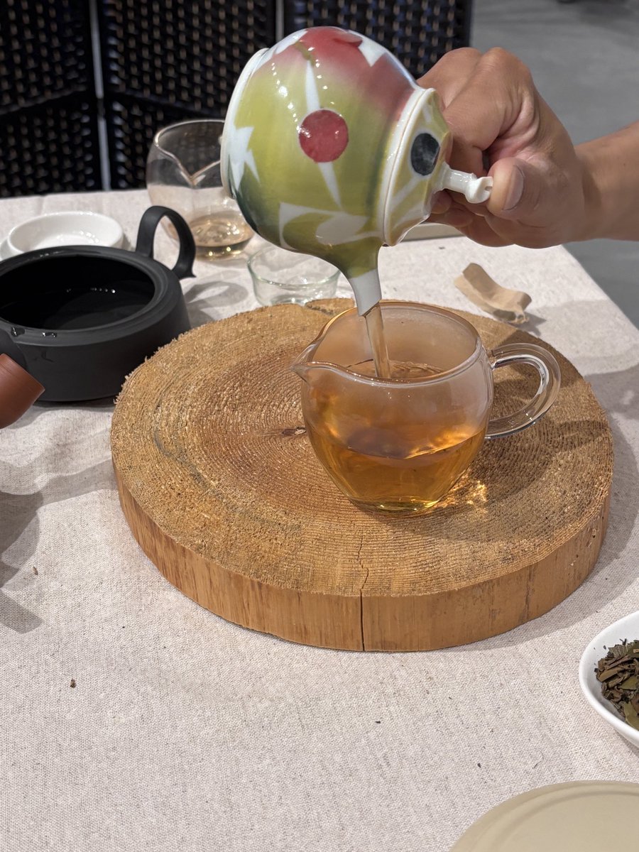 teasalonyou's tweet photo. 半田大茶会に行ってきました。
和紅茶はもちろん、新茶も購入🍵
鈴木製茶さんの茶会に参加。
逸品のお茶、急須、テーブルコーディネート素敵すぎ🥰
ユウさんとお茶しましょに何出し茶をかな？笑笑 https://t.co/UgXFb5c8s9