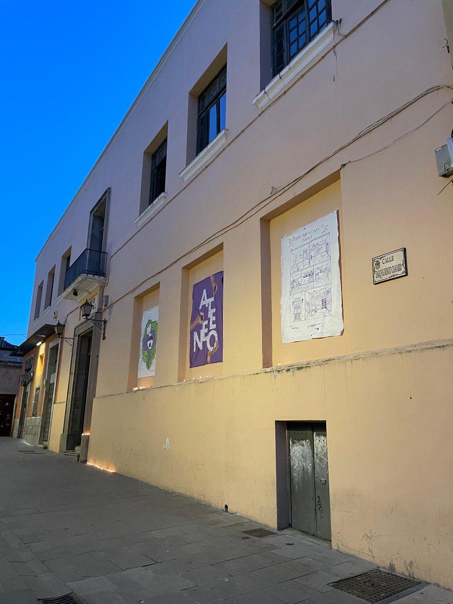 AQuererla's tweet photo. Ya han quitado los murales que nos hacían soñar con un Ateneo vivo. El siguiente paso, esperemos que sea destapiar las ventanas y abrir sus puertas.

#AteneoMunicipal #Guadalajara #AIKE #VolveralAteneo https://t.co/CqUbRlViP5