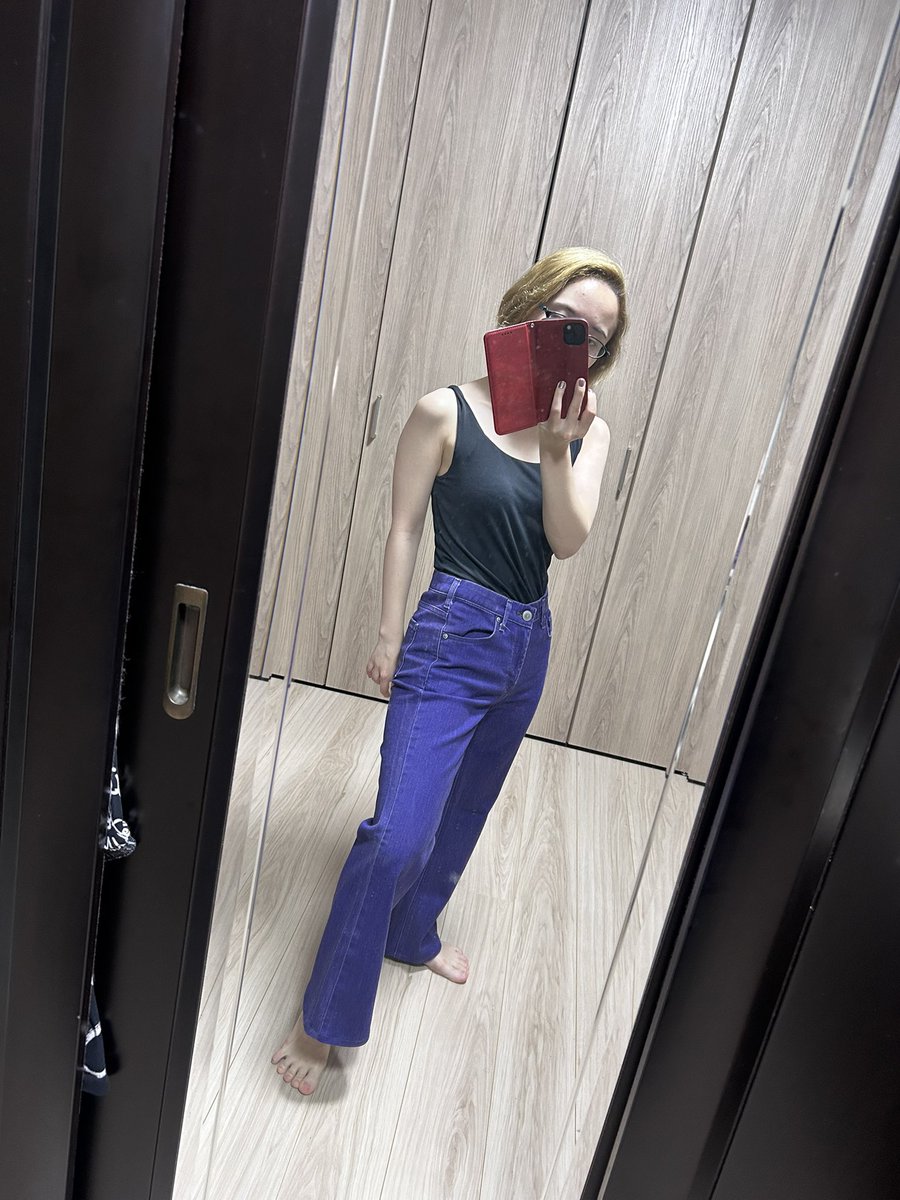 このド派手な紫パンツ、聞いて驚け「990円」！！裾直し代込みで「1,540