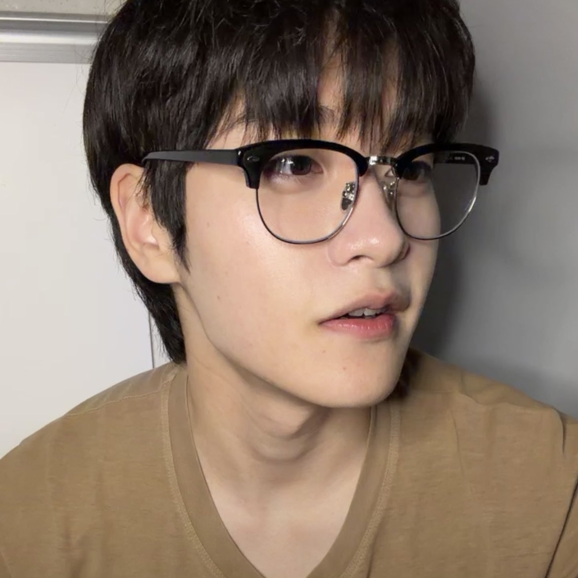 H2_watch's tweet photo. 무료하고 퍽퍽한 삶에 한줄기 안경기범😍
알찬 수다라방 고맙슴미다 https://t.co/HzD34vK6dc