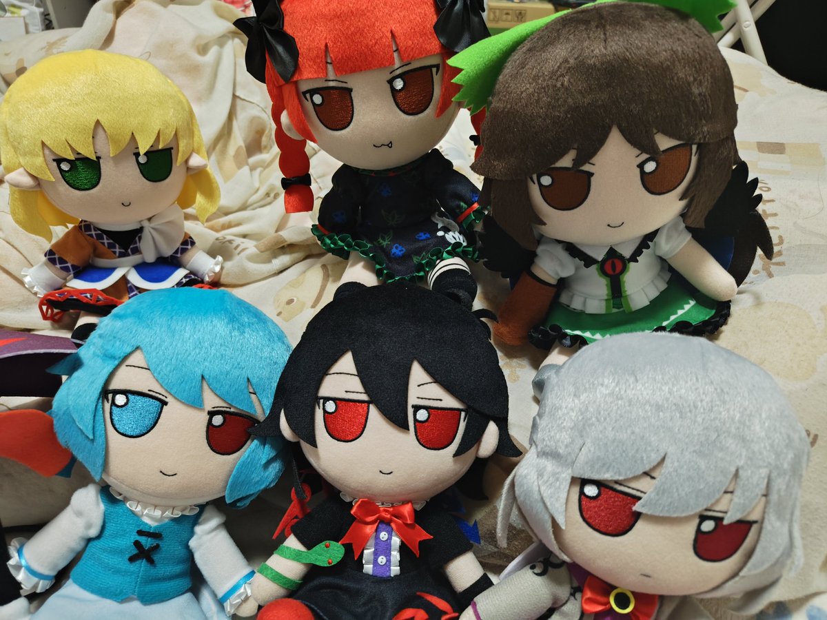 all_cap_noobs's tweet photo. どうせ紹介されねだろ〜でぐしゃぐしゃの布団の上に例大祭でお迎えしたふもを並べて東ステに送ったらセンター級の扱いで紹介されて恥ずかしかった思い出がある https://t.co/mgpS3AkjwI
