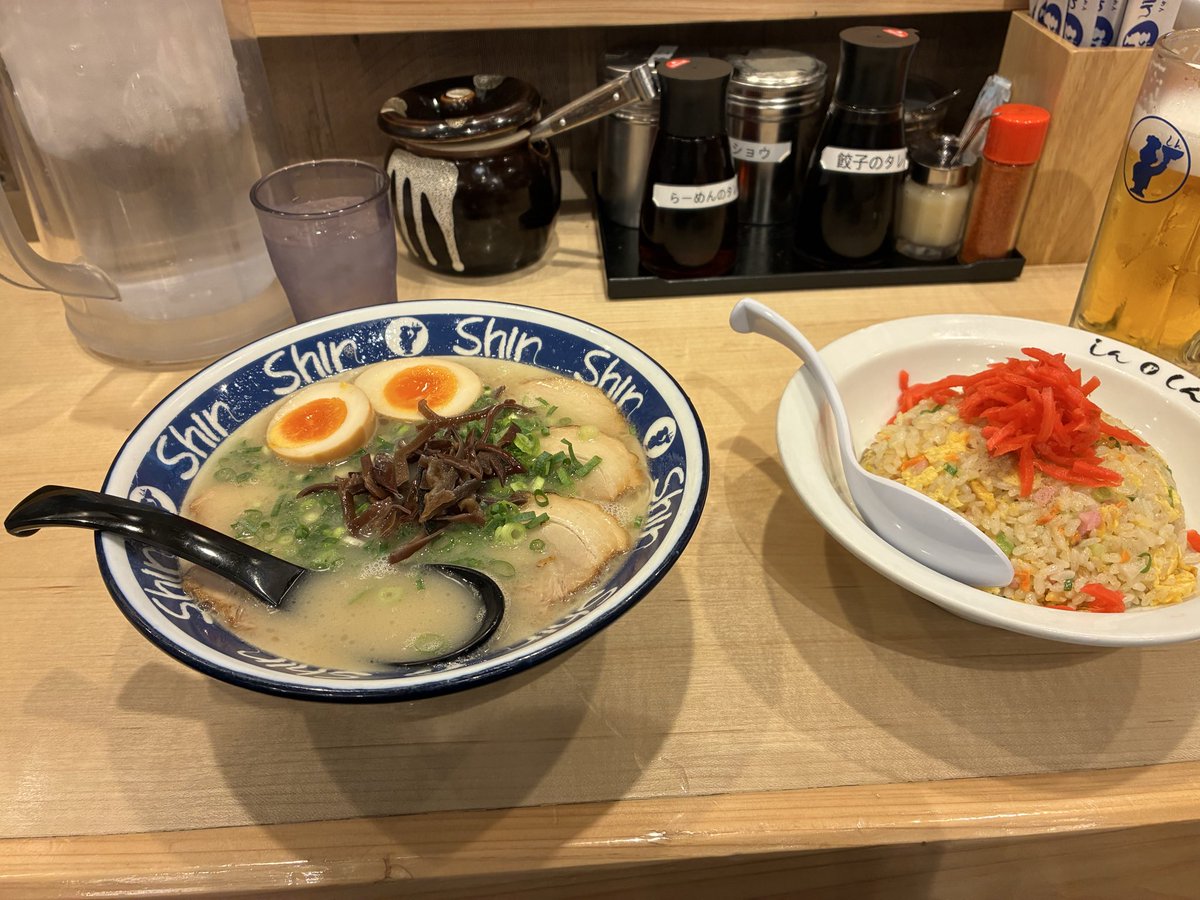 shota08121's tweet photo. 1人で博多出張ですが夜遊びする勇気もないので8年振りにShin-Shinラーメンで金にモノを言わせて全部乗せラーメンに半チャーハンをキメました🍜
いやー美味しかった😋 https://t.co/BHBAMBgNsI
