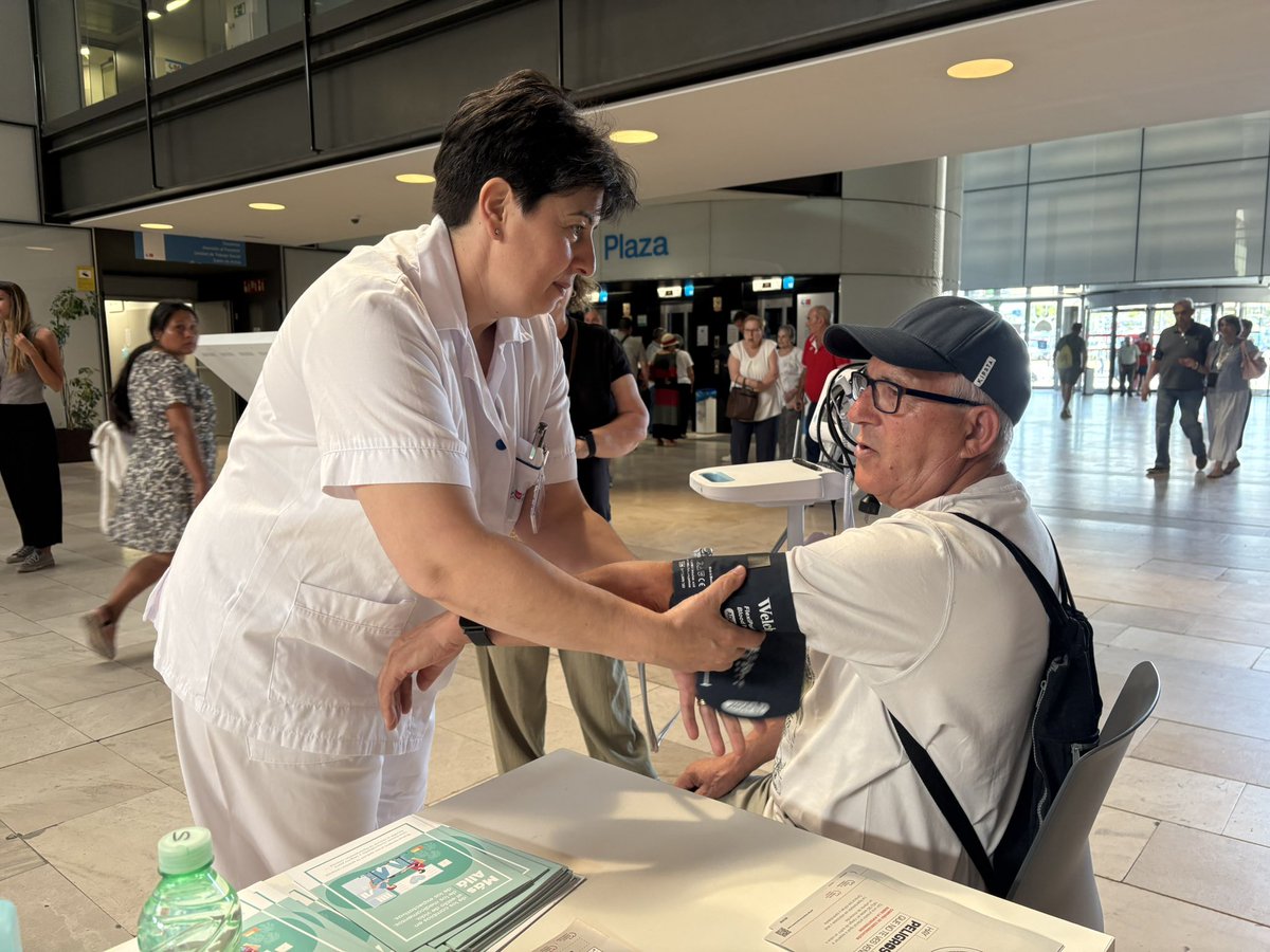 cuidarcorazon's tweet photo. 📍 Hoy hemos estado en el Hospital Universitario Rey Juan Carlos, en Móstoles (Madrid), con la campaña Hay #PeligrosQueNoTeVes Venir.

Durante la acción, hemos realizado mediciones de tensión arterial y recordado la importancia de conocer y controlar nuestras cifras para prevenir riesgos.

🔗 Próximas acciones en: https://t.co/k88HPANTnB