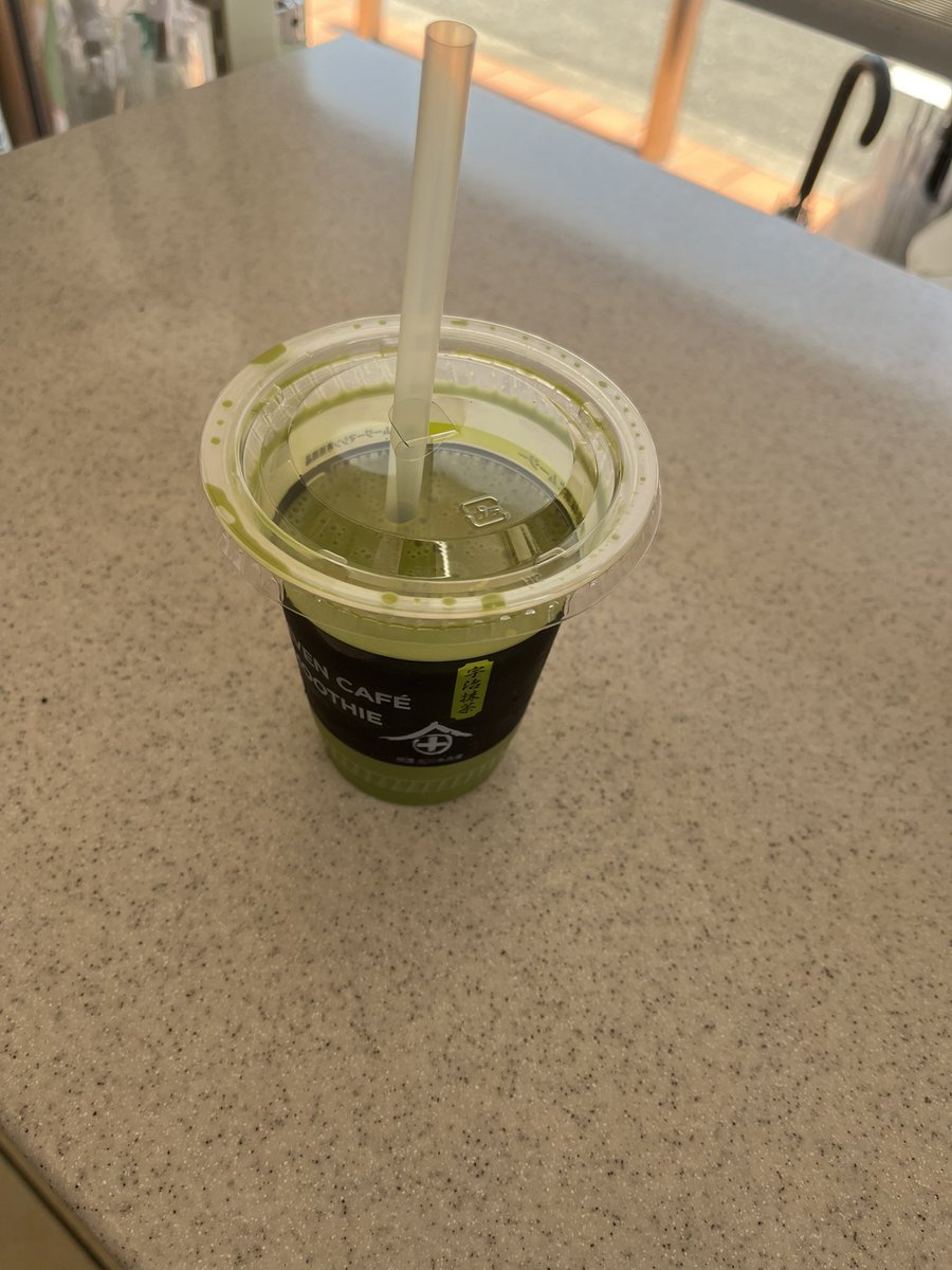 pikapikapi_1204's tweet photo. 売り切れで買えなかったから半額が終わった後にスムージー飲む人 https://t.co/kx2c6pIfzz