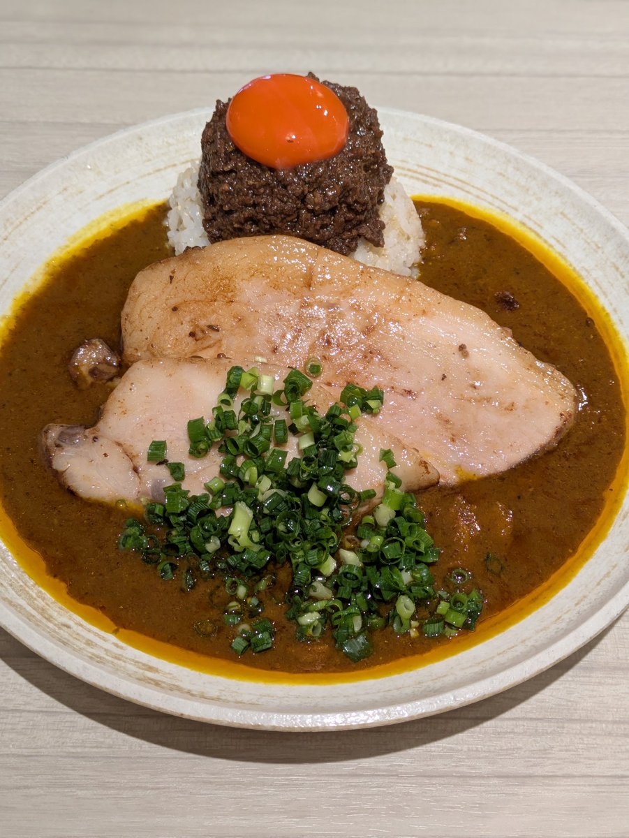 _be_sheep_'s tweet photo. 6/15
吉田カレー
辛口100ローストポークアチャールW

スパイス補給しとこってことで
ローストポークがあるじゃないの
じゃあ豚の代わりに頼むわけで
柔らかくて肉と脂のバランスがいい
その肉質を残す調理
そりゃ美味いわね
間にアチャールでサッパリ
お酢をかけてさらにサッパリ
美味かったっす https://t.co/LSxDpqdCK1