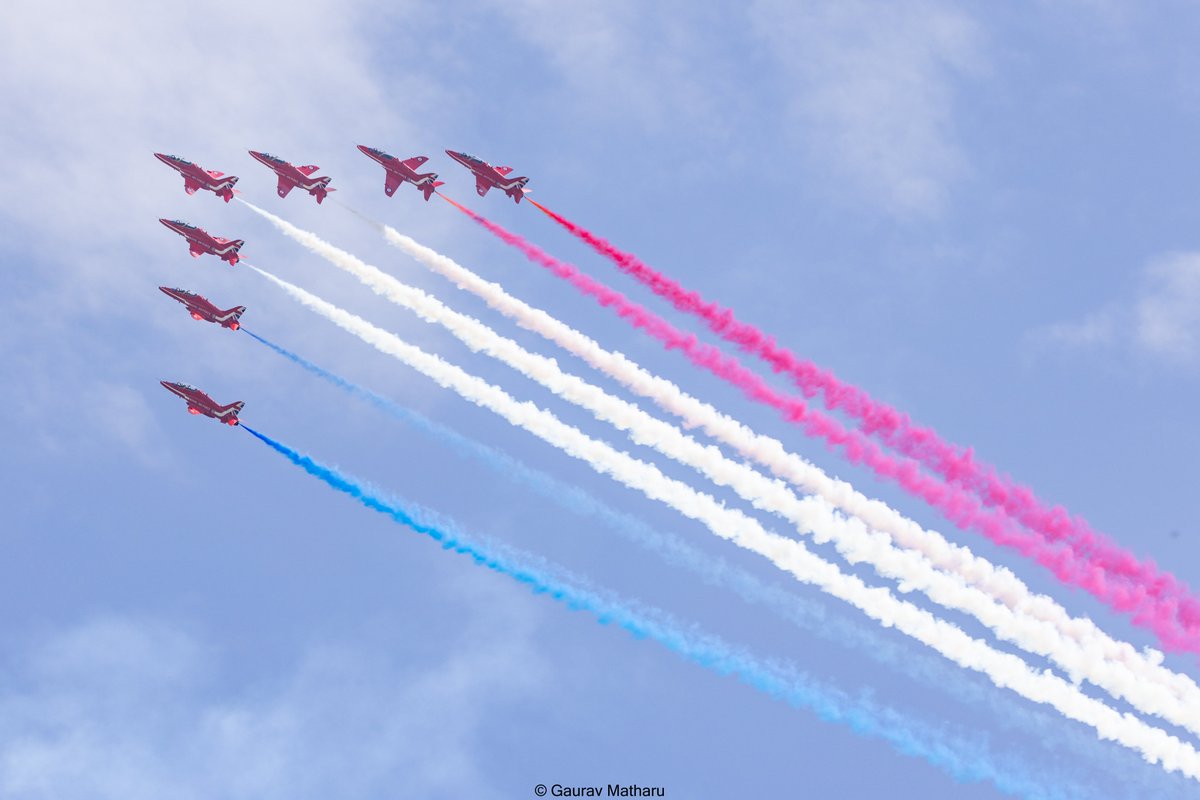 gmphotouk's tweet photo. The @rafredarrows performing at the @cosfordairshow yesterday! 

1: Blackbird
2: Big-7 Roll
3: Tornado
4: Vertical Break https://t.co/M92NEuKanp