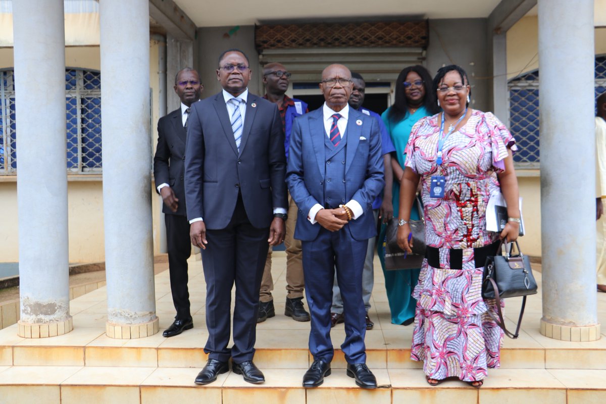 PNUDCameroun's tweet photo. At a courtesy call to H.E. Adolphe Lélé Lafrique, Governor of the #NWRegion & President of the Regional Follow-up Committee of the #PPRD-NW/SW, our #RR Mathieu @Ciowela expressed deep gratitude for the Governor's stellar leadership & steadfast support, which has been pivotal to PPRD’s achievements.

The Governor commended @UNDP’s impact, while the RR reaffirmed our commitment to the region's long-term recovery. Discussions also highlighted UNDP's broader work in 🇨🇲 to support national priorities 

#SDGs
#PartnershipsForDevelopment #Recovery