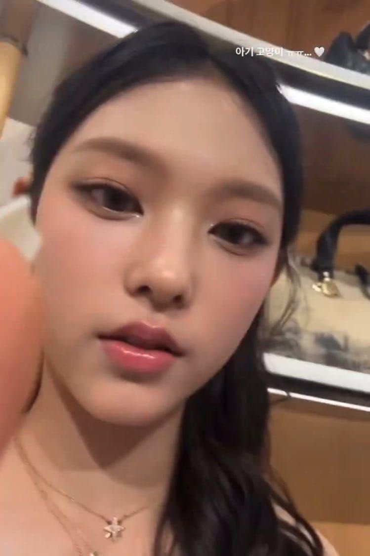 haerinsources's tweet photo. when you open the front camera by accident but you’re kitty kang https://t.co/omdN9jBgpG