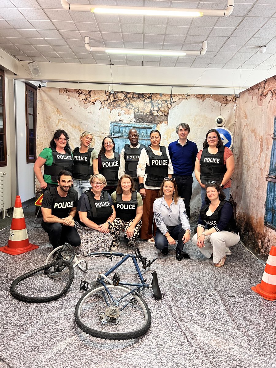 QuentinMatton's tweet photo. À #Auxerre, les agents de l’État participent à une expérience de prévention peu commune : un escape game dédié à la #SécuritéRoutièreAuTravail.

Cette démarche est portée par le @Prefet89, qui a bien compris l’importance d’innover dans les formats pour mieux diffuser. https://t.co/1L8ZF2PZ7H