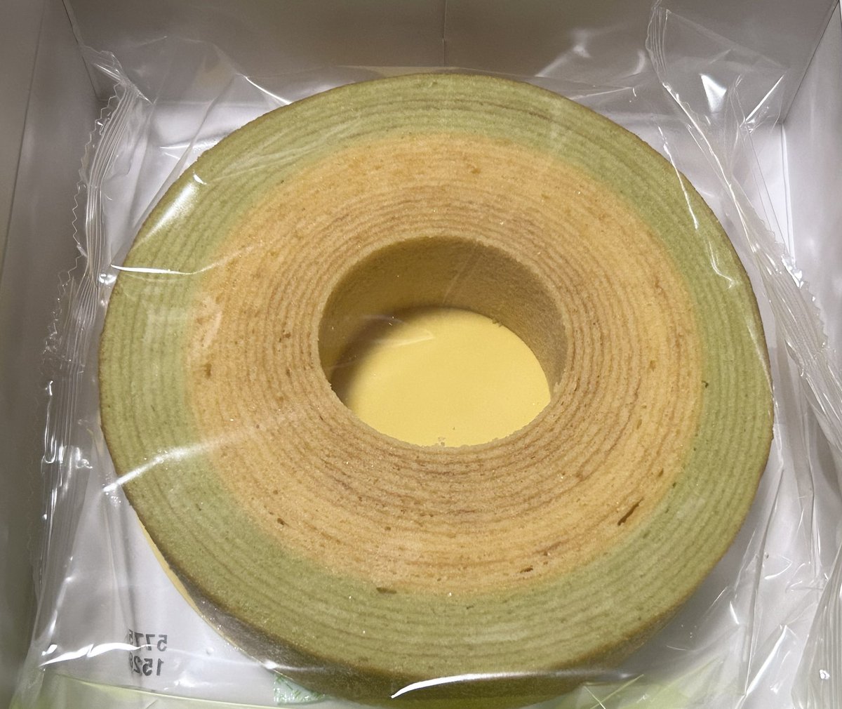 YumihideF's tweet photo. 2026.6.4／銀座千疋屋の銀座フルーツクーヘン メロン。メロン色との2層になってて見た目がキレイ。袋を開けるとメロンの甘くて良い香り。生地がしっとりした好みのバームクーヘンで、メロンの風味も重なりとても美味しい。美味しいフルーツの美味しいお菓子、流石です。 https://t.co/empJzG7MH1