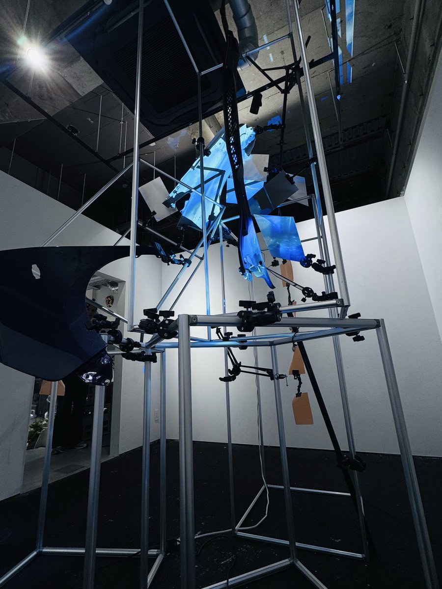 Kakiaraara's tweet photo. 展示のお知らせ。

JACKSON kaki × SIGNING
”空間の肉“
SIGNAL, 虎ノ門
6/16-7/25

明日からSIGNALにて展示が始まります。
渾身のインスタレーション、ライブAI、Apple Vision Pro、Web ARの作品を制作し、展示します。

是非来てください。

詳細:
https://t.co/e9BoD2JYDo https://t.co/0HdAu2Senw