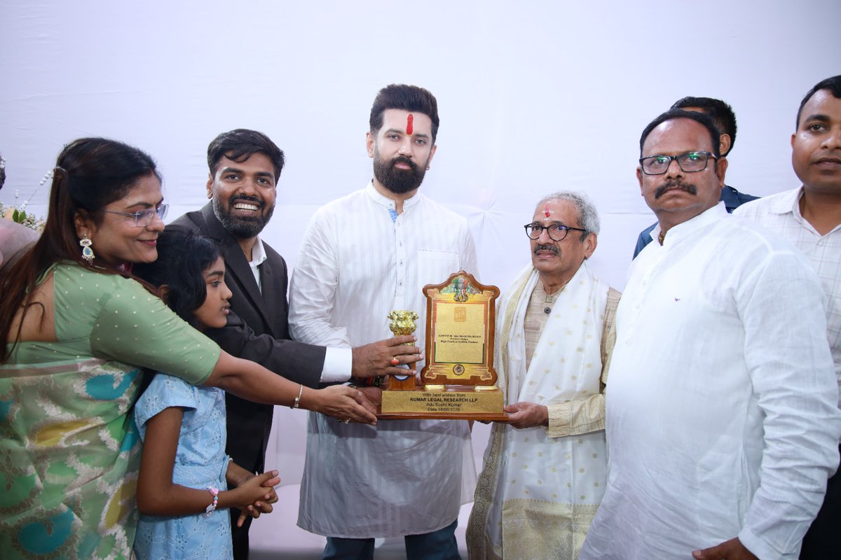 LJP4India's tweet photo. आज मुंबई ने राष्ट्रीय अध्यक्ष सह केंद्रीय मंत्री आदरणीय श्री @iChiragPaswan जी ने Kumar Research Legal LLP के मैनेजिंग पार्टनर एवं पार्टी के लीगल सेल के राष्ट्रीय अध्यक्ष श्री सुशील कुमार जी के कार्यालय का उद्घाटन किया। https://t.co/n39Vjlkkrn