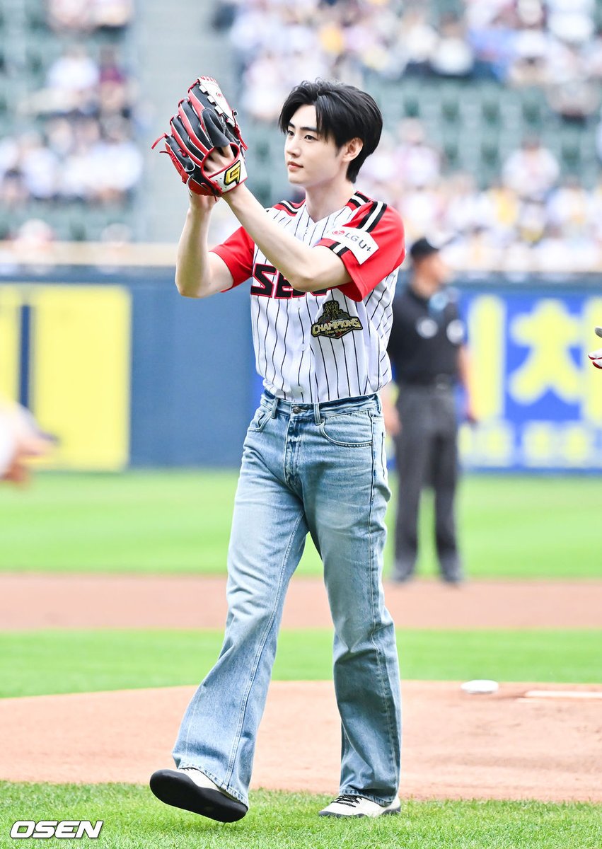 PSHGlobalTeam's tweet photo. [NAVER ARTICLE] 260615

React (first reaction), Recommend & Share these articles with Sunghoon’s hashtags!

“ENHYPEN's Sunghoon throwing the ceremonial first pitch, is there anything he can't do?”
🔗 https://t.co/1XVPJYHU0D

“The textbook example of a ceremonial first pitch”
🔗 https://t.co/So77LepzVp

“Flawless visuals”
🔗 https://t.co/3v6XSnDzfU

“A handsome visual capturing the attention of baseball fans”
🔗 https://t.co/8V4YWd9zRh

PITCHER SUNGHOON TAKES THE FIELD
#1stPitchWithSUNGHOON #성훈시구Dday
@ENHYPEN_members @ENHYPEN
