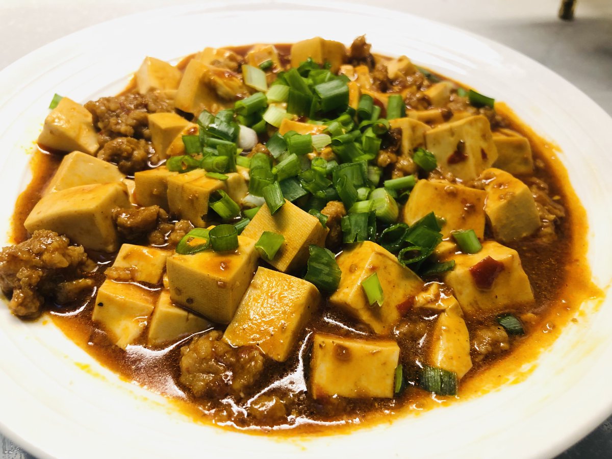 JunTan22382007's tweet photo. 普通的家常晚餐
麻婆豆腐。
郫县豆瓣酱炒香，加入高汤，豆腐切小块放入汤中小火沸腾3分钟，腌制好的猪肉沫放入，少许淀粉水勾芡，最后撒入灵魂四川花椒粉。出锅放葱花。 https://t.co/mFCg4AJRZS