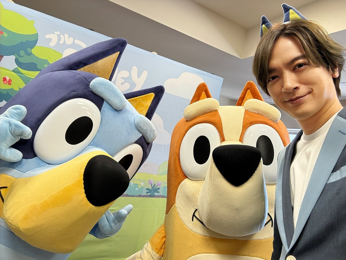 Daigo19780408's tweet photo. DAIGOがスペシャルアンバサダーを務めている「ブルーイ in シネマ みちしるべ」が絶賛公開中！

世界のブルーイが大スクリーンで！嬉しいですね！

イベントには家族も観に来ていたのですが、僕が出てくると、娘が「パパーッ！パパーッ！」と叫んでヒヤヒヤしましたが、ブルーイのパパも登壇していたのでパパの熱心なファンがいるなとみなさん思ったことでしょう笑

ブルーイもうぃっしゅ！
#bluey
#ブルーイ