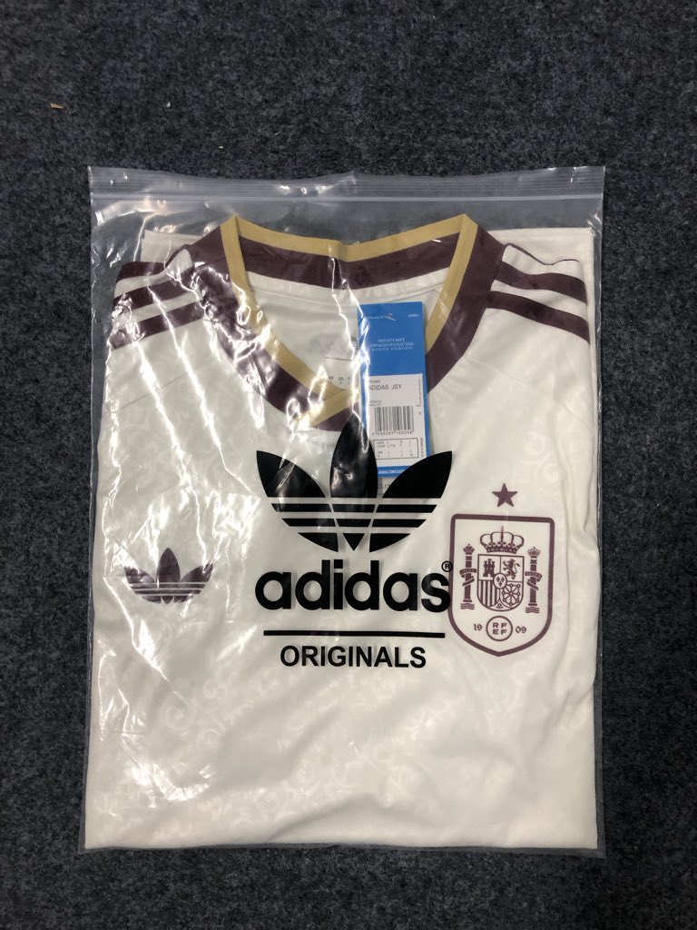 kitjrcom's tweet photo. 26/27 Spanish player shirt

The price is ridiculous. You can get it at https://t.co/eyJX3mFSbZ for only $15.98.
@GxLdeTenagliiaa 
Does anyone like this shirt? https://t.co/c7Mjjn04At