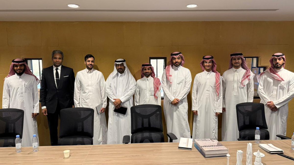 mmsd1424's tweet photo. سعدت يوم أمس بعرض مشروع تخرجي ضمن المشاريع المختارة التي تم استعراضها أمام #الاستديو_التصميمي في #الهيئة_الملكية_لمدينة_الرياض

كانت فرصة مميزة للاستماع إلى الملاحظات والنقاشات الثرية حول المشروع، والاستفادة من التغذية الراجعة المقدمة من فريق متخصص يقف خلف عدد من أبرز مشاريع مدينة الرياض

كل الشكر والتقدير للهيئة الملكية لمدينة الرياض على هذه الفرصة الملهمة والداعمة للطلاب والمشاريع الأكاديمية