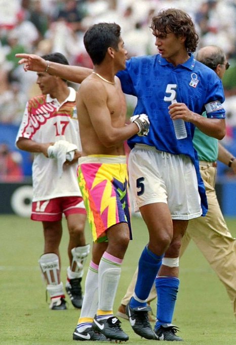 90sfootball's tweet photo. Jorge Campos and Paolo Maldini 🤩 https://t.co/netL4ENdh0
