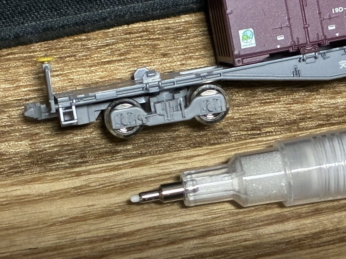 UV51A's tweet photo. Nゲージのコキのステップ塗るには太かったのでAmazonで0.5mmのアクリルマーカー見つけて塗ってみたけどこりゃ良いわ
タミヤのアクリル塗料筆塗りから卒業できるわー https://t.co/lHjr2NF5RI