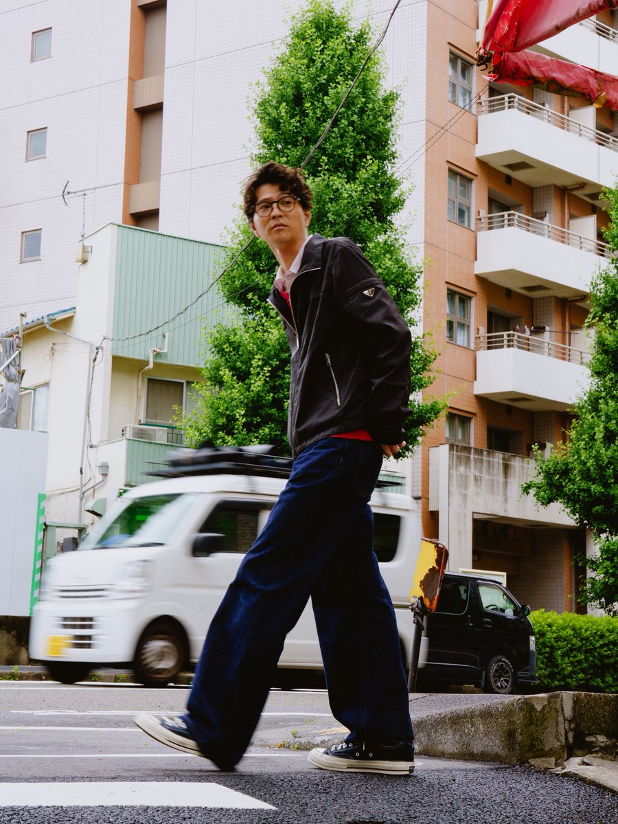 Droptokyo's tweet photo. 芝大輔(モグライダー)／芸人
https://t.co/8bOO6cNIjQ

1983年7月25日生まれ、愛媛県出身。2009年にコンビ「モグライダー」を結成。2014年に『THE MANZAI』認定漫才師となる。2021年、2023年『M-1グランプリ』決勝に進出。TBS『ラヴィット！』、EX『まいにち大喜利&賞レース』などに出演中。

ジャケット／#PRADA *SNKRDUNK

#Droptokyo #streetssnap #SNKRDUNK #pr