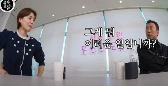 um_pp22's tweet photo. 박명수가 식당에서
손님들 테이블 대신 계산해주는 이유.

- 인기를 얻은 것에 대한 고마움을 잊지 않으심.

- 대 . 명 . 수. https://t.co/ALN8DQvSOF