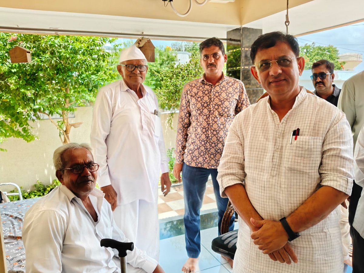 mkaswalabjp's tweet photo. લીલીયા મુકામે લીલીયા શહેરના પ્રતિષ્ઠિત ડોક્ટર શ્રી ધામત સાહેબના નિવાસસ્થાને શુભેચ્છા મુલાકાત કરી હતી.

આ મુલાકાત દરમિયાન આરોગ્ય ક્ષેત્રે તેમની સેવાઓની પ્રશંસા કરી સૌહાર્દપૂર્ણ વાતચીત કરી હતી. સાથે જ વિસ્તારના વિકાસ, જનકલ્યાણ અને લોકોના હિતના વિવિધ મુદ્દાઓ અંગે ચર્ચા કરવામાં આવી. https://t.co/nOfMBsO6DY