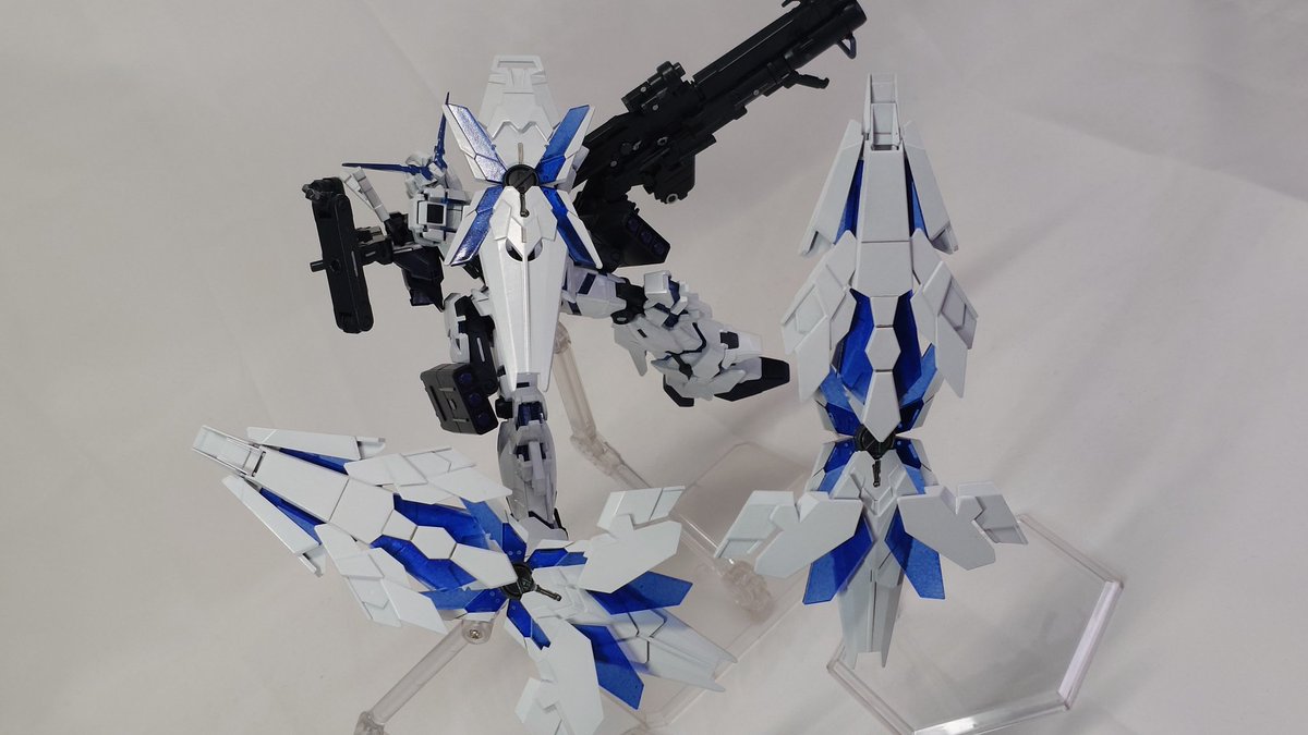 typef5's tweet photo. アームド・アーマーDE
シールド、ビーム砲、スラスターと複数の機能を兼ね備えた複合兵装
シールド懸架部分にサブアームを追加する事でフレキシブルに可動、またファンネル用の制御装置を搭載した事でフェネクスと同様の遠隔操作が可能となった。 https://t.co/VY8v4nj53O
