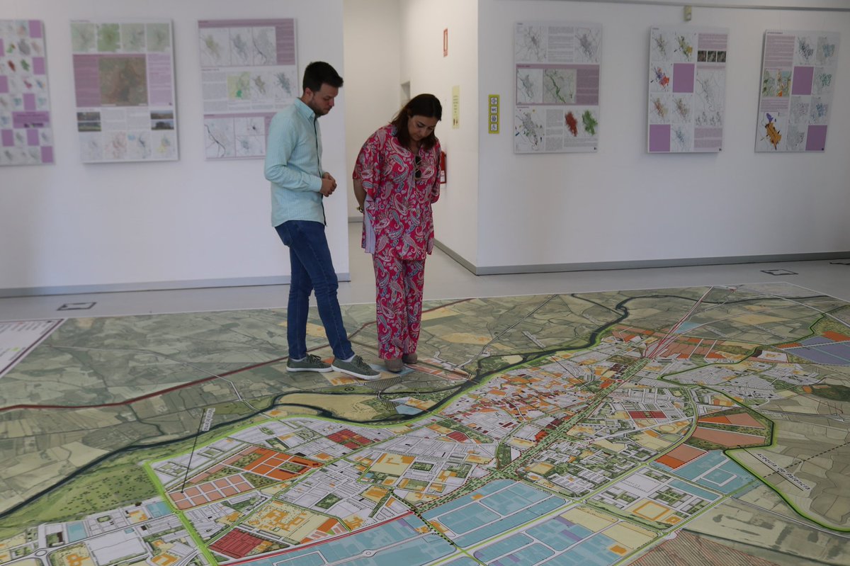 PalenciaAyto's tweet photo. El Ayuntamiento de Palencia ha iniciado el periodo de exposición pública del avance del #PGOU con una muestra en el @LecracPalencia con paneles informativos y un gran plano de 30 m2. Los palentinos podrán presentar sugerencias hasta el 15 de agosto.
https://t.co/iOtrNvvKaW https://t.co/kXxMeJXN12