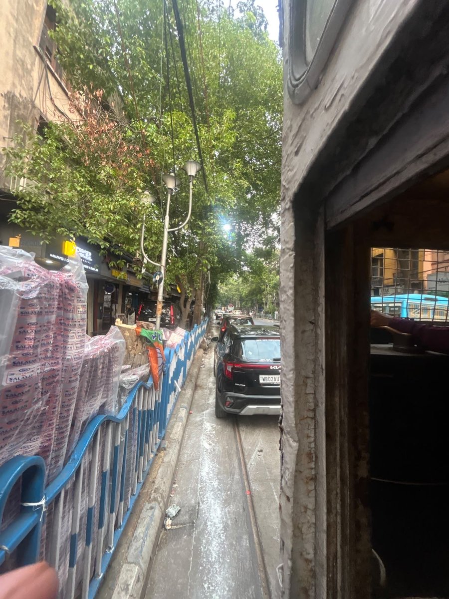 _CTUA_Backup's tweet photo. Live: The Esplanade to Wellington journey, which usually takes five minutes, is now taking at least fifteen minutes due to unregulated parking requests at @KPTrafficDept Please take action and provide a smoother path for trams. 
@paulagnimitra1 @ArjunsinghWB @takatakha https://t.co/l60XQGR8MN