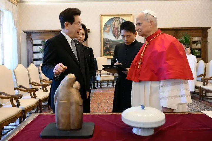 ineza50592's tweet photo. 🇻🇦 🇰🇷 Le Pape reçu en audience aujourd'hui le président sud-coréen, Lee Jae-myung. À la Secrétairerie d’État les bonnes relations entre le Vatican et la Corée du Sud ont été soulignées, ainsi que l'organisation de la prochaine Journée mondiale de la jeunesse https://t.co/xbIjBWzAZg