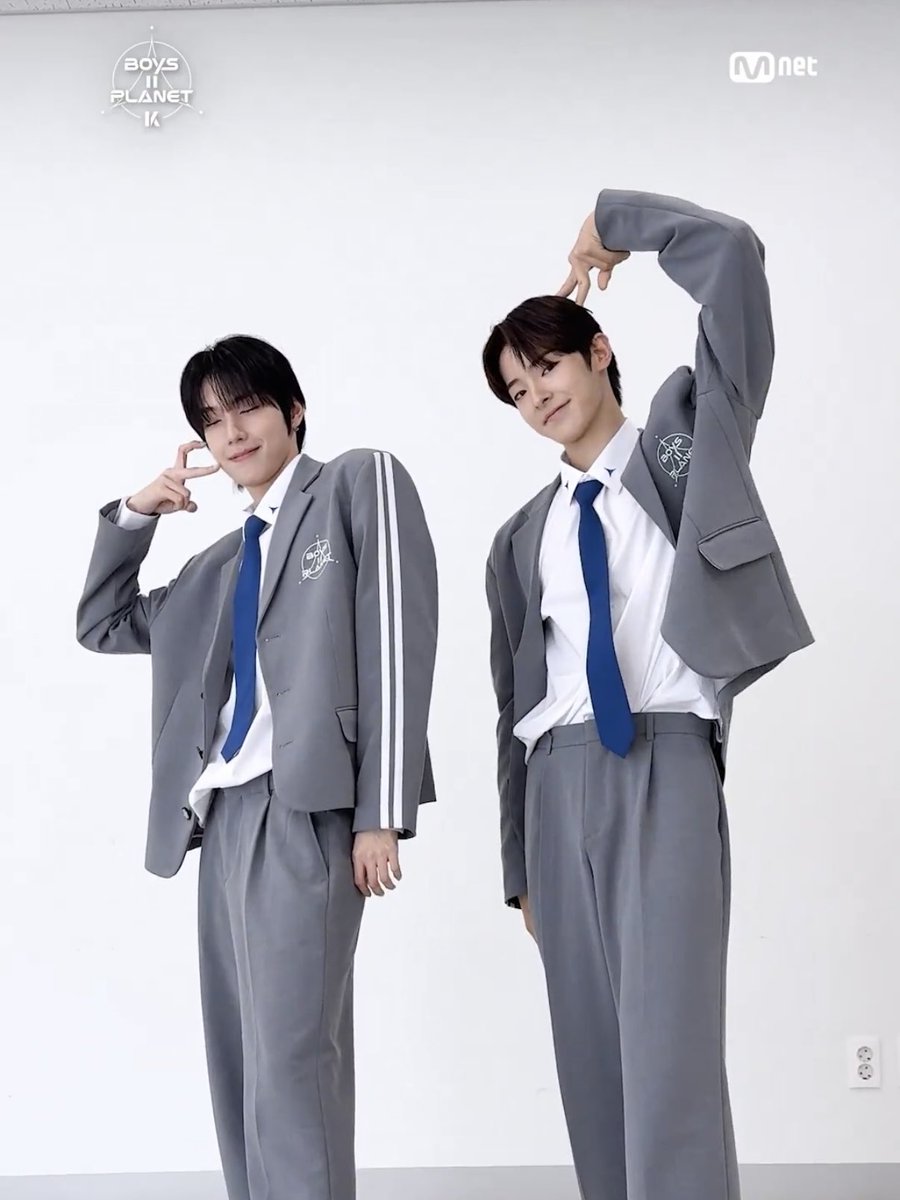 haro102_'s tweet photo. 시작이랑 엔딩 포즈도 똑같이 했네
1년 동안 너무 잘 컸어😭😭 https://t.co/ywDWmDB2pA