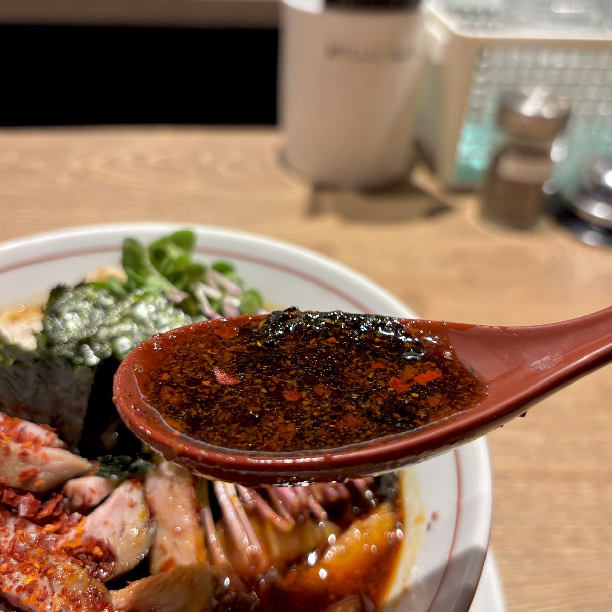 am_am_ramen's tweet photo. R+隠れ家すぎるラーメン屋 @ 池袋
✔︎APTX（麺カタ辛麺） ＋ライス生卵

APTXが復活したので、前回しそびれたセットで🍚
卵はシンプルにすき焼き風��ディップしたら倍うまくなった。
辛さが落ち着くとかじゃなくて、味がちゃんとブーストする。
チャーシュー多いから麺と食べてもこんな丼が仕上がる。 https://t.co/2nAaeOvYVl