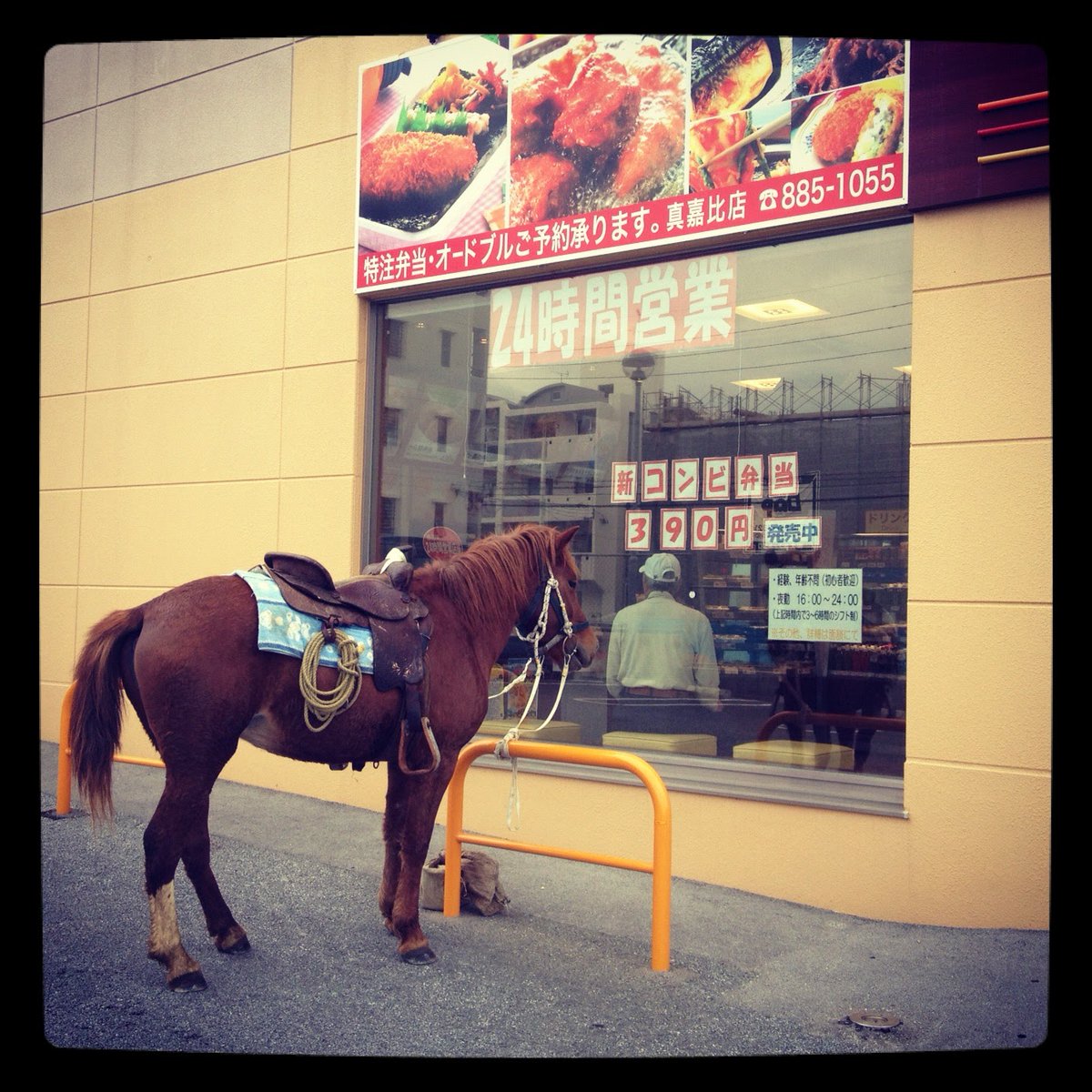 dee_okinawa's tweet photo. 【ちょっと前の沖縄】

馬でお弁当を買いに来ている人がいた。
（那覇市　2012年） https://t.co/6FcLErKxa3