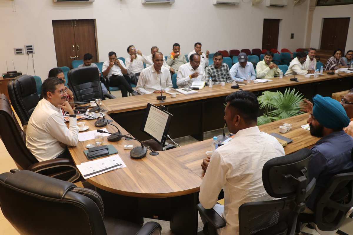 DM_Khandwa's tweet photo. ➡️ उद्यानिकी फसलों से किसान अधिक आय प्राप्त कर सकते हैं - कलेक्टर श्री ऋषव गुप्ता

Read More : https://t.co/0zOIqc1HrA

@CMMadhyaPradesh
@DrMohanYadav51
@JansamparkMP
@horticulturemp 
#khandwa https://t.co/F6jIIhjkJ3