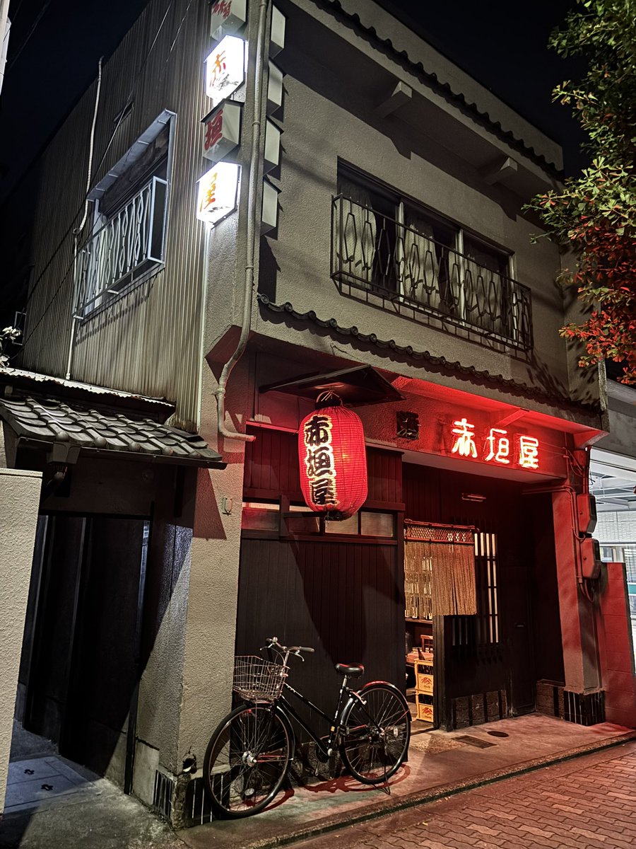 Panta2010's tweet photo. 見事に厚切りな鰹刺し
初夏でもここではやっぱり熱燗が似合う https://t.co/NoLVkF6wG8