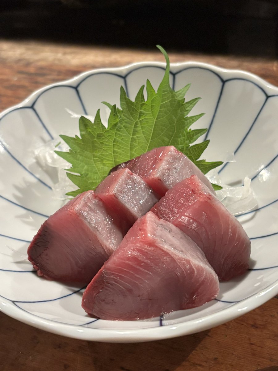 Panta2010's tweet photo. 見事に厚切りな鰹刺し
初夏でもここではやっぱり熱燗が似合う https://t.co/NoLVkF6wG8