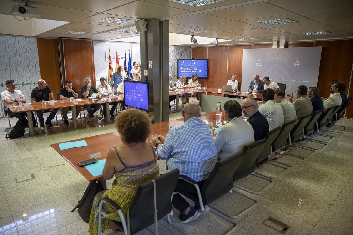 Consell_Eivissa's tweet photo. 🚘 El Consell d’Eivissa constitueix la Mesa de Mobilitat per avançar cap a solucions compartides per a tota l’illa

▶️ La nova Mesa reunirà administracions, sectors econòmics, operadors de transport i entitats socials 

➕ info: https://t.co/wc52nuc0tZ https://t.co/01E515OnWp