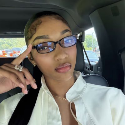 AngelReese2vo's tweet photo. #NewProfilePic https://t.co/V9Mi2EcvBK