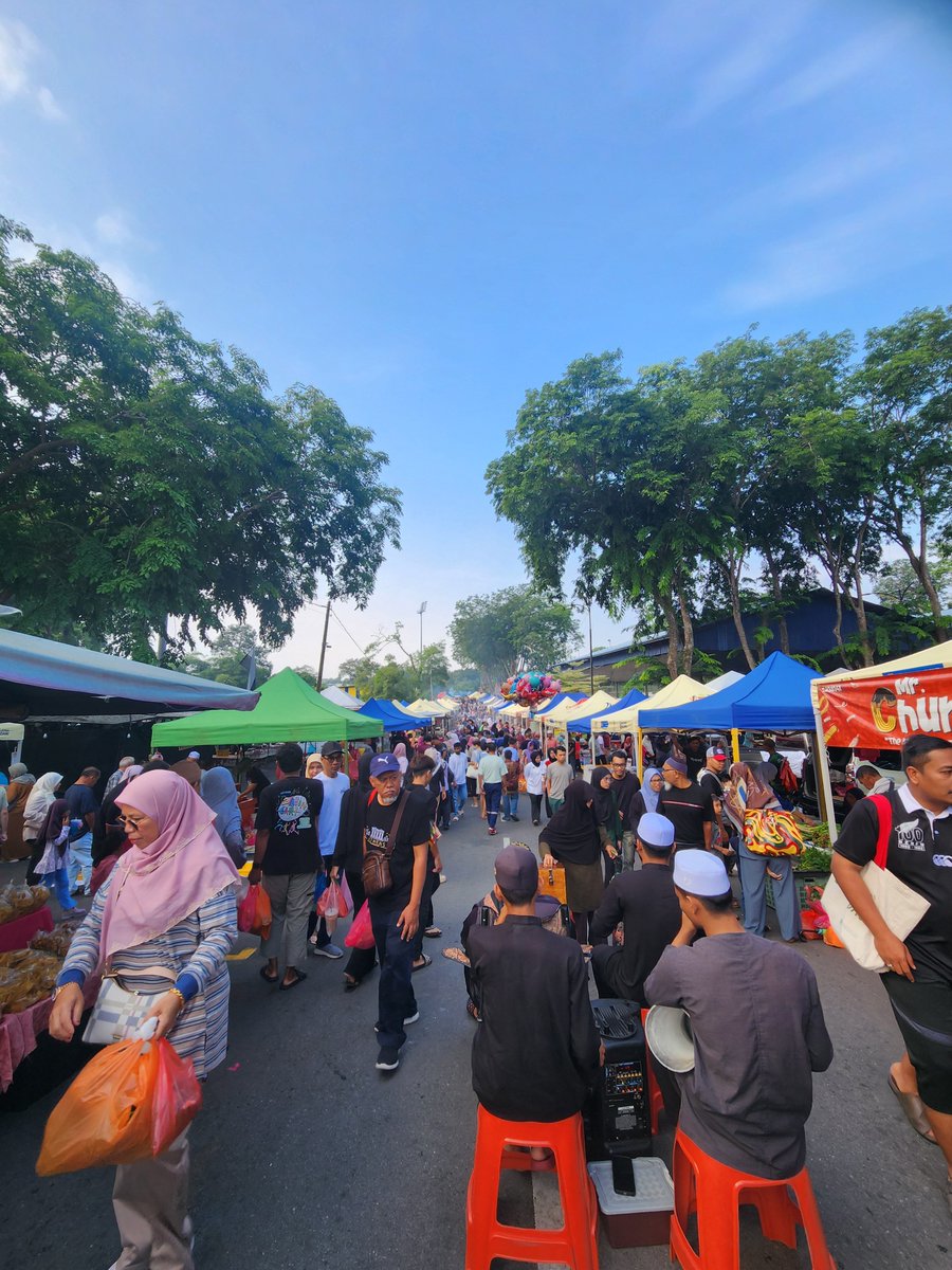 yamanoid's tweet photo. Semalam aku first time pergi pasar pagi temerloh. Memang panjang. Dan memang menarik jualan ikan sungainya. https://t.co/5D7DZH403w