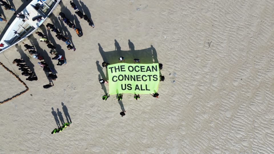 Tuko_co_ke's tweet photo. Greenpeace Africa has unveiled a large sand art installation at Pirates Beach in Mombasa, calling on African leaders attending the United Nations Ocean Conference to strengthen efforts to protect the continent's oceans and coastal communities.

The artwork, created by volunteers and local residents, highlights growing concerns over illegal fishing, plastic pollution and climate change, which continue to threaten marine ecosystems and livelihoods. 

Greenpeace is also urging African governments to champion the BBNJ Agreement, a global treaty aimed at expanding marine protected areas in international waters.

"Protecting the ocean means protecting people, especially local fishers who depend on these waters for their survival," Norwich Mandu, Greenpeace Africa volunteer said.

Photo: Yvonne Mutunga (TUKO)