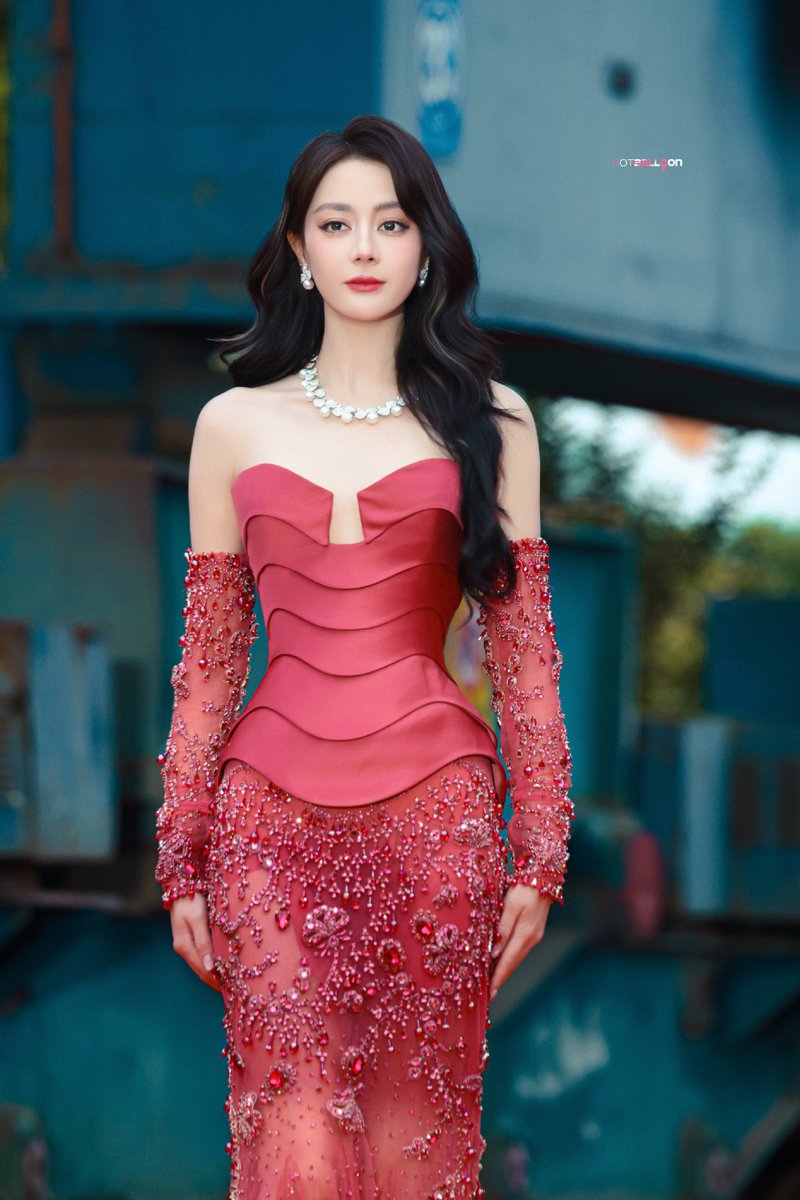 OnlyDilrabaxx63's tweet photo. That figure! 😱That face! 😱She's a complete goddess!😭🙌🏻💋

#Dilraba #Dilireba https://t.co/PBniLBFKo3