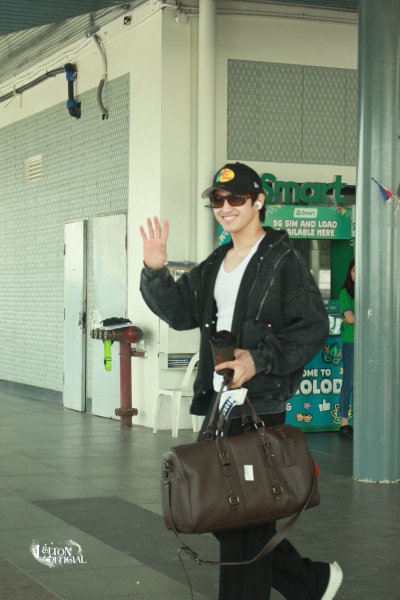 lelton_ofc's tweet photo. Here are more photos of Anton at Silay Airport! 🩵
#LelTon | #AntonVinzon https://t.co/KGEo6ZoiAL