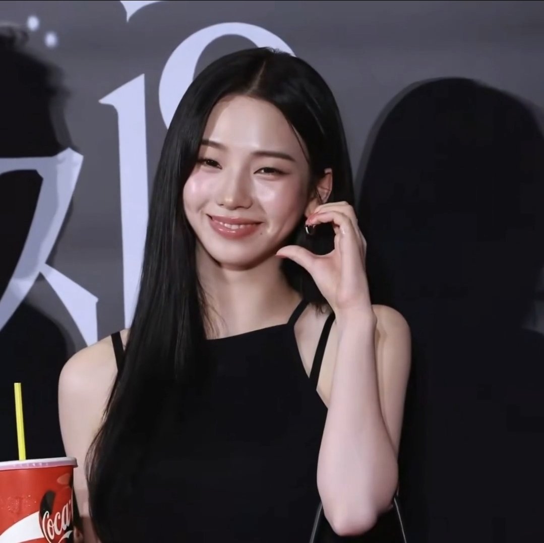 aespaMYGALLERY's tweet photo. THE WAY YOU SMILE 😊🖤
#KARINA #카리나  #aespa #에스파 @aespa_official https://t.co/spWWmCm3yN