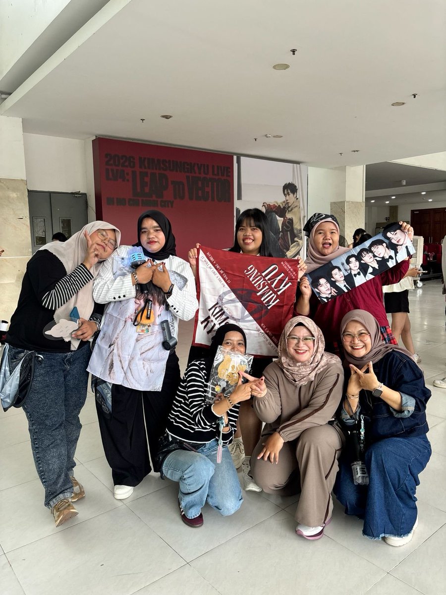 Mirajoon's tweet photo. Makasih gaes gaesku udah ngenalin ayam kremes enak di hcm🤣😭 https://t.co/81z9HmUIpi