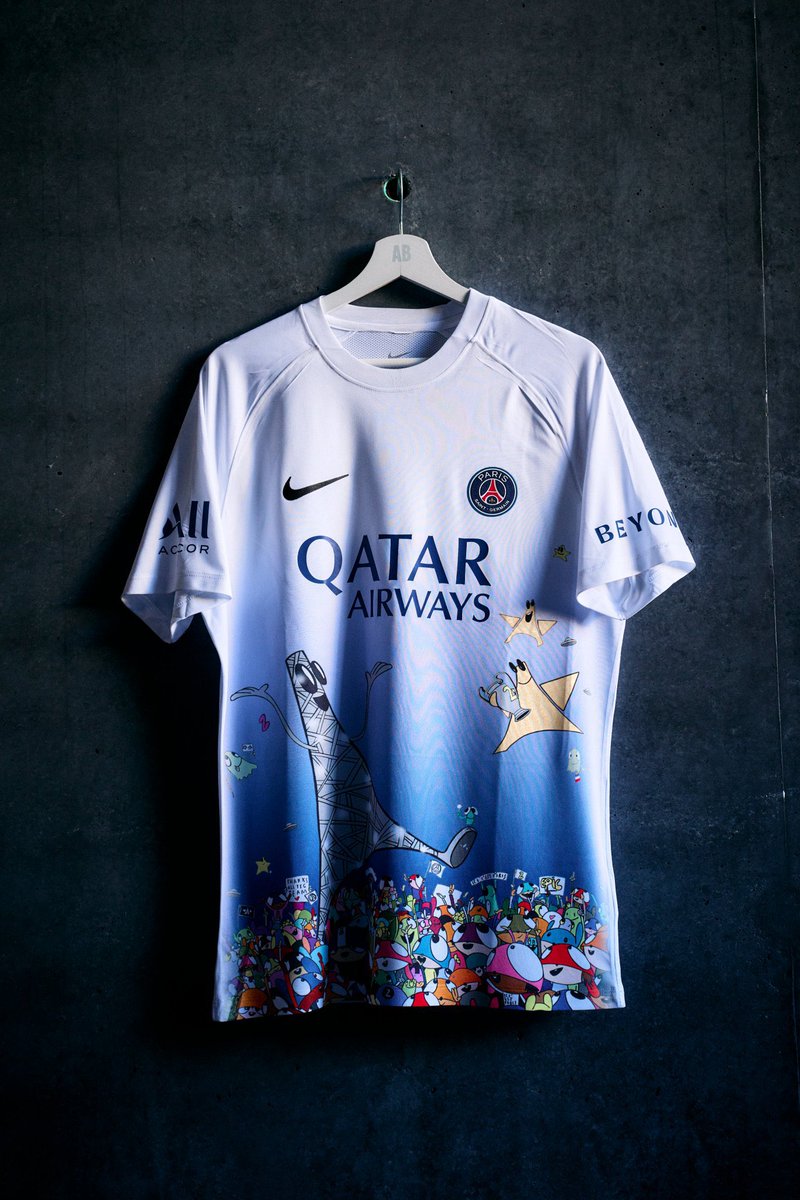PSG_espanol's tweet photo. El Paris Saint-Germain y Art Basel presentan una edición limitada diseñada por el artista español Edgar Plans para celebrar la histórica victoria del club en la UEFA Champions League 👀👕 https://t.co/qynv2dZp1Q