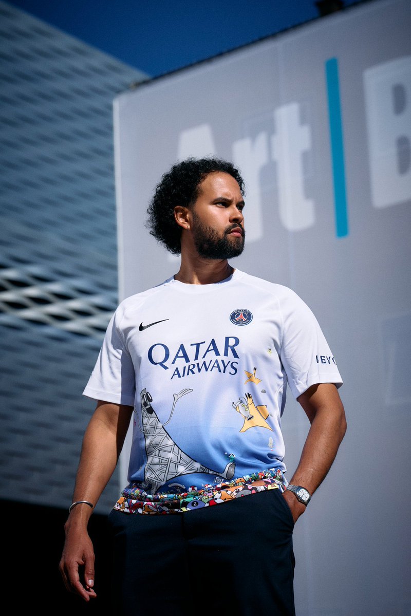 PSG_espanol's tweet photo. El Paris Saint-Germain y Art Basel presentan una edición limitada diseñada por el artista español Edgar Plans para celebrar la histórica victoria del club en la UEFA Champions League 👀👕 https://t.co/qynv2dZp1Q