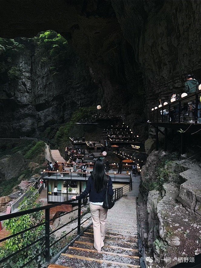 XXY177's tweet photo. 我很少用震撼来形容一个地方。这是一个在山洞里面的休息地，
环境很特别
呆在这里听着轻音乐和水流的声音
感到身心愉悦

柜台还有小蛋糕可以买着吃
洞穴门口有小摊卖凉粉凉面糯米饭炸洋芋的
饿了可以买一点

在这里可以坐很久

这是贵州贵阳修文县的「穹岛·天坑咖啡 https://t.co/gdsOS0dj3p