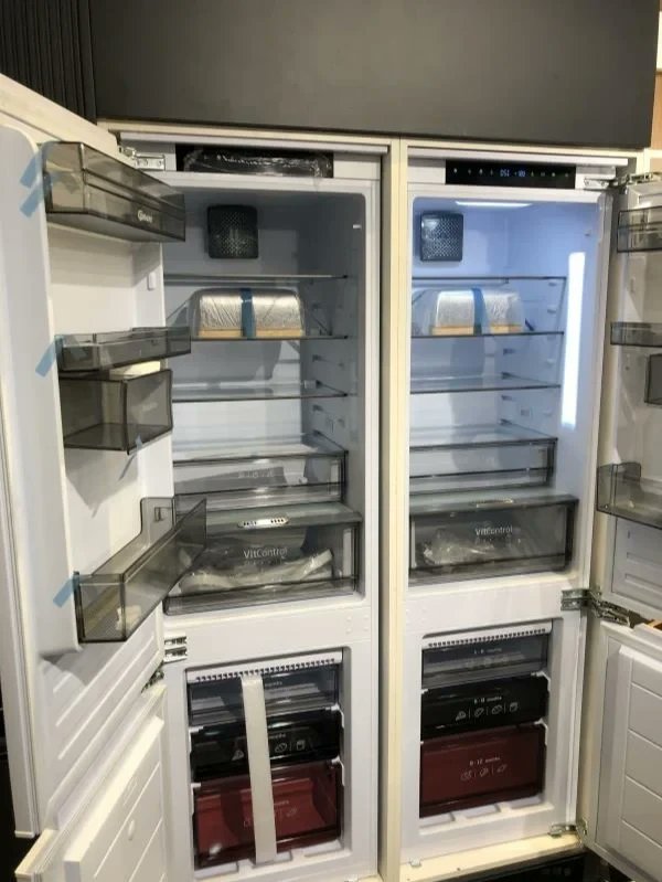 DansonIghombo's tweet photo. Just helped a colleague hide a half-eaten lunch they missed in the fridge behind a stack of old textbooks—now we’re both acting innocent when the boss strolls by, like we haven’t witnessed a fridge ghost. https://t.co/UucW5DcGEI